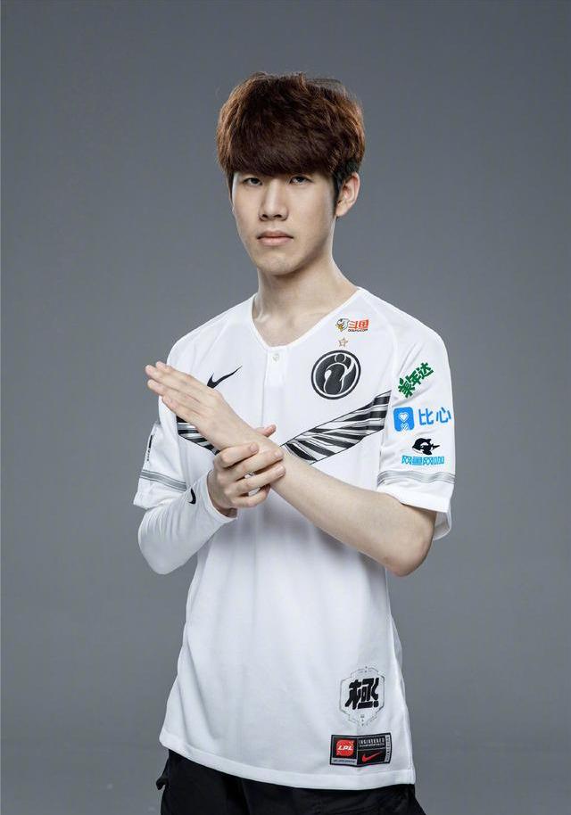 足球赛场上 足球赛场上